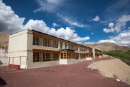 Novostavba školních tříd a internátu | Autor: Brountosauři v Himálajích