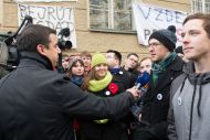 Reportér Richard Samko točí rozhovory s brněnskými studenty | Autor: František Havíř